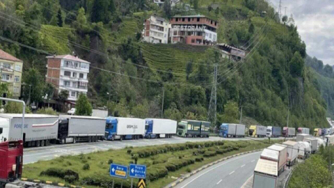 Sarp Sınır Kapısı'nda 8 kilometrelik TIR kuyruğu
