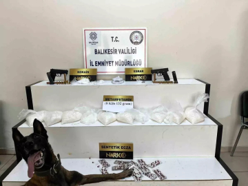 Narkotik köpeği 'Fırtına' 8 kilo 154 gram uyuşturucu tespit etti, 4 kişi gözaltına alındı.