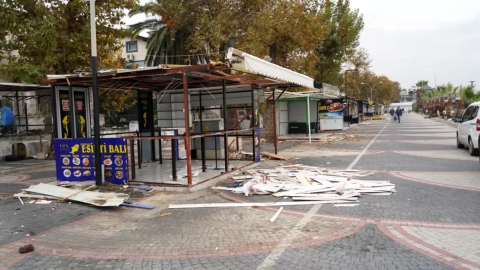 Edremit'te Kuvvetli Lodos Sahil Şeridinde Zarar Verdi