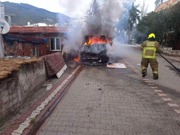 Edremit'te Park Halindeki Kamyonet Alev Alev Yandı