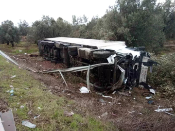 Ayvalık'ta TIR Bariyerleri Aşarak Hendeğe Yuvarlandı