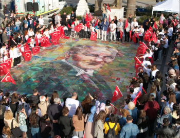 BANDIRMA’DA SANATLA TARİHE YOLCULUK: ATATÜRK PORTRESİ İÇİN DEV PUZZLE ETKİNLİĞİ CUMHURİYET MEYDANI’NI RENKLENDİRDİ