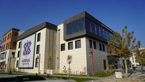 ALTIEYLÜL'ÜN SPOR KOMPLEKSİ MODERN YÜZÜYLE HİZMETTE