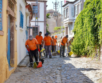 Ayvalık’ta “Temizlik Ordusu” İş Başında