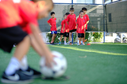 ALTIEYLÜL’DE SPOR OKULLARI TAM GAZ DEVAM EDİYOR