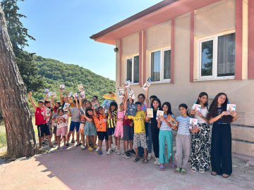 Büyükşehir "Ağaç Altı Okumalar" ile çocuklara kitapları sevdiriyor