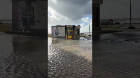 Akçay'da Kordon Deniz Altında Kaldı