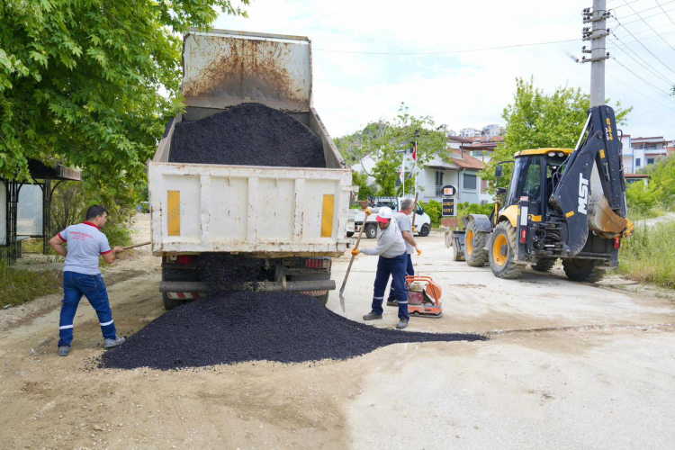 Burhaniye Belediyesi Fen İşleri ekipleri çalışma yapıyor