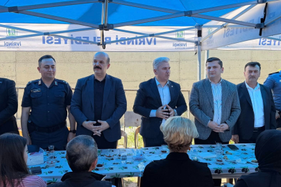 İVRİNDİ’DE PROTOKOL VE VATANDAŞ BAYRAMLAŞTI