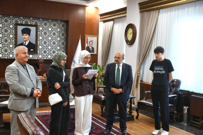 BAŞARILI ÖĞRENCİLERE VALİ USTAOĞLU’NDAN ÖDÜL