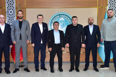 BALIKESİRSPOR YÖNETİMİNDEN BAÜN REKTÖRÜ OĞURLU'YA ZİYARET
