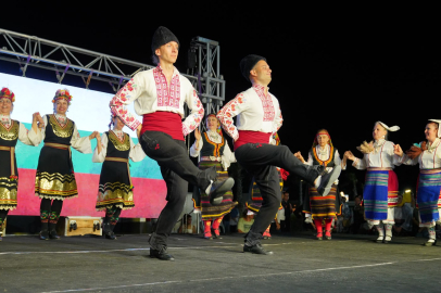 750 DANSÇI AYVALIK'TA KÜLTÜRLERİ BULUŞTURDU