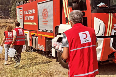 TÜRK KIZILAYI YANGIN BÖLGESİNDE VATANDAŞLARIN YANINDA