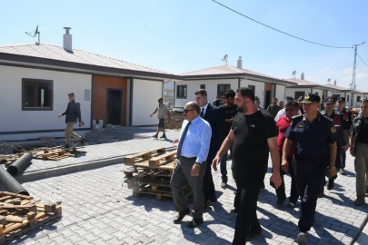 VALİ USTAOĞLU SINDIRGI’DA DEPREM KONUTLARIN İNCELEDİ