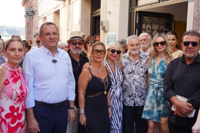 AYVALIK’TA RESSAM DEVRİM ERBİL VE SANAT DÜNYASININ USTA İSİMLERİ BULUŞTU