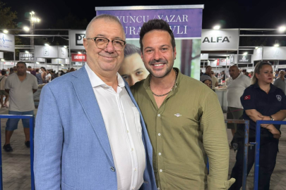 EDREMİT KİTAP FUARI’NDA BEŞİNCİ GÜN; DEMOKRASİ, TARİH, EDEBİYAT VE TİYATRO AYNI SAHNEYE TAŞINDI