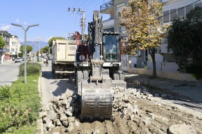BURHANİYE'DE FEN İŞLERİ EKİPLERİ SAHADA ÇALIŞMALARINI SÜRDÜRÜYOR