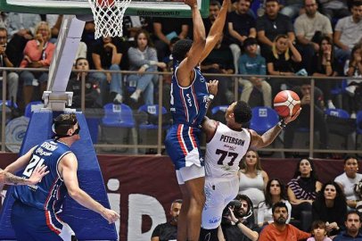 BORDO BANDIRMA DİRENDİ ANADOLU EFES KAZANDI