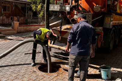 EDREMİT’TE KANALİZASYON HATLARINDAN ÇUVALLAR ÇIKTI