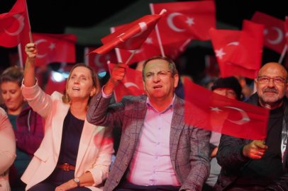 AYVALIK’TA CUMHURİYET COŞKUSU FERİDUN DÜZAĞAÇ KONSERİYLE ZİRVEYE ÇIKTI